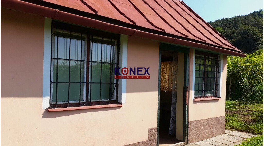 SUPER PONUKA! Krásny vinohrad s murovanou chatou