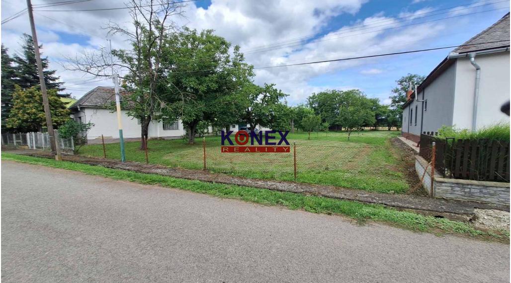 ROZĽAHLÝ POZEMOK s DOMOM v príjemnej obci JENKOVCE