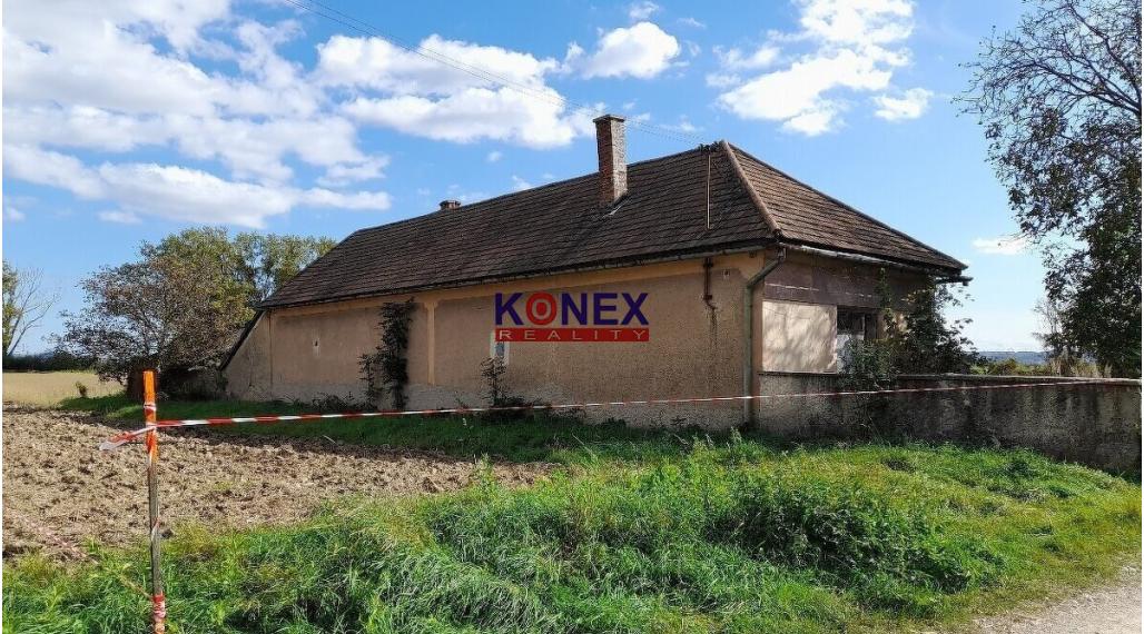 ID-3398 NA PREDAJ – VEĽKÝ POZEMOK S DOMOM V OBCI MOKRANCE