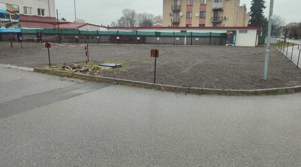 ID-3476 VÝHODNE NA PRENÁJOM PARKOVACIE MIESTA - SOBRANCE