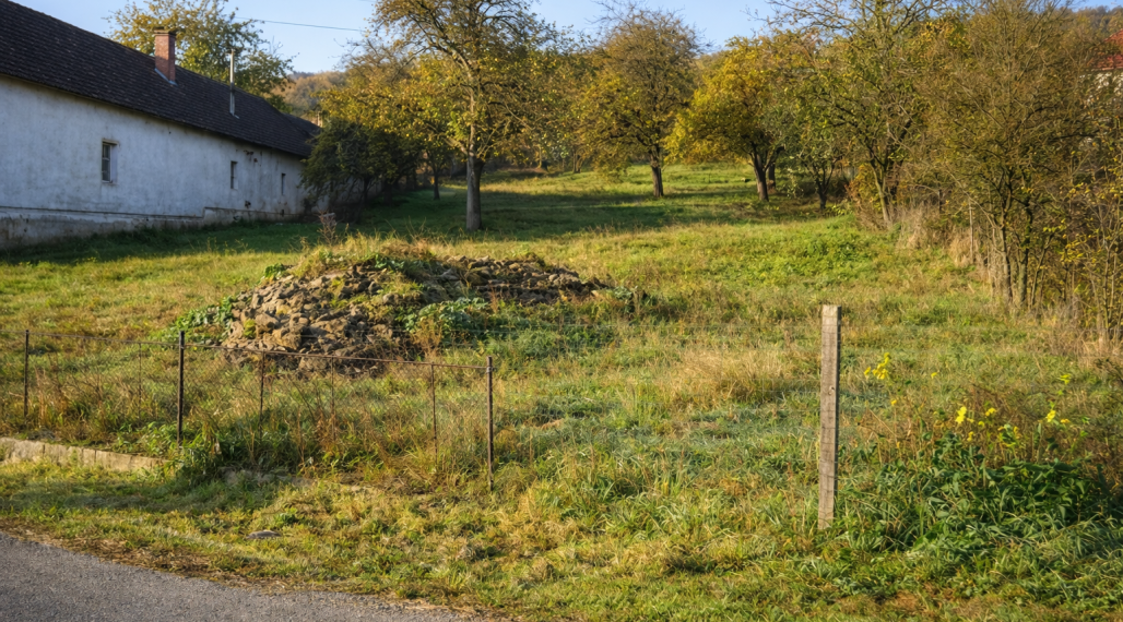 ID-3868 NA PREDAJ Pozemok PROSAČOV - na výstavbu domu
