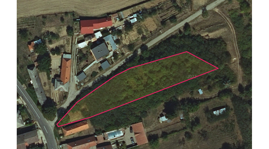 ID-4015 NA PREDAJ Priestranný pozemok v obci LUHYŇA