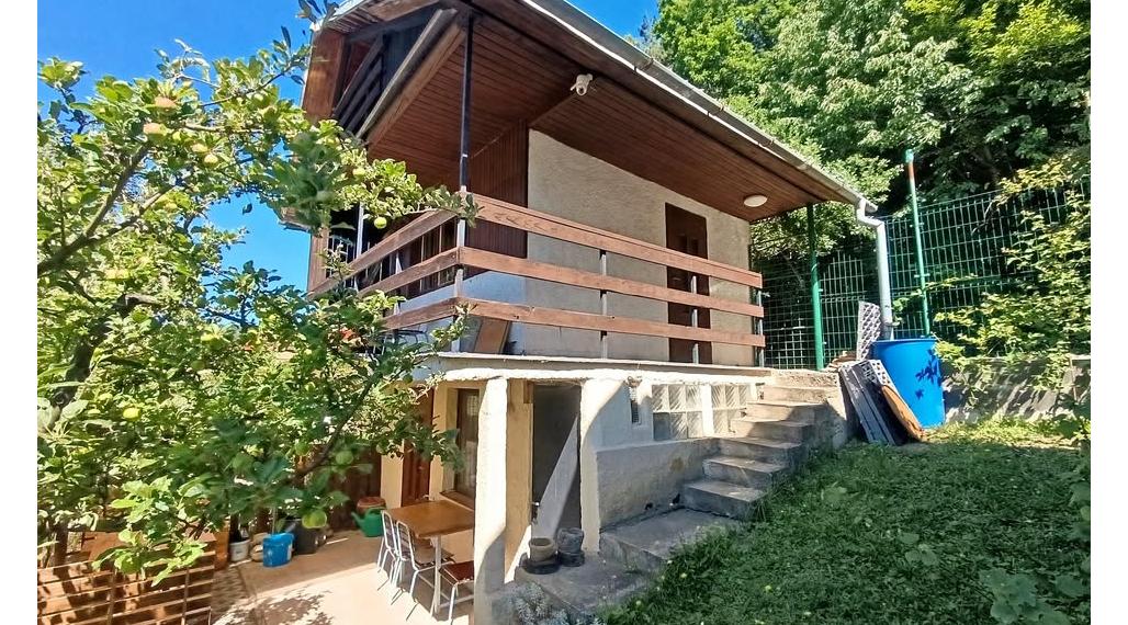 ID-4521 NA PREDAJ Slnečná záhrada s útulnou chatkou v Humennom