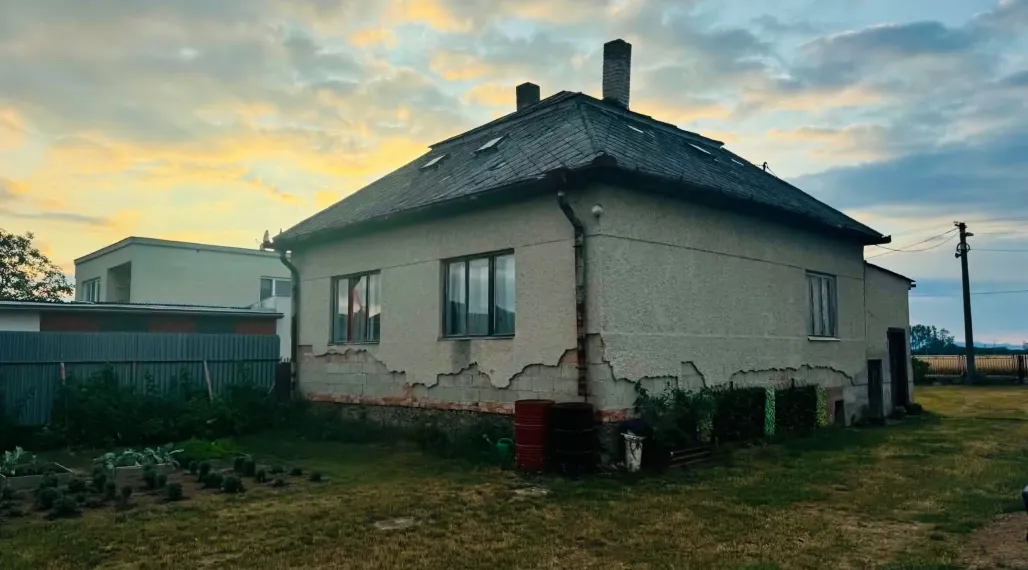 ID-4561 NA PREDAJ priestranný POZEMOK s rodinným domom VOJČICE