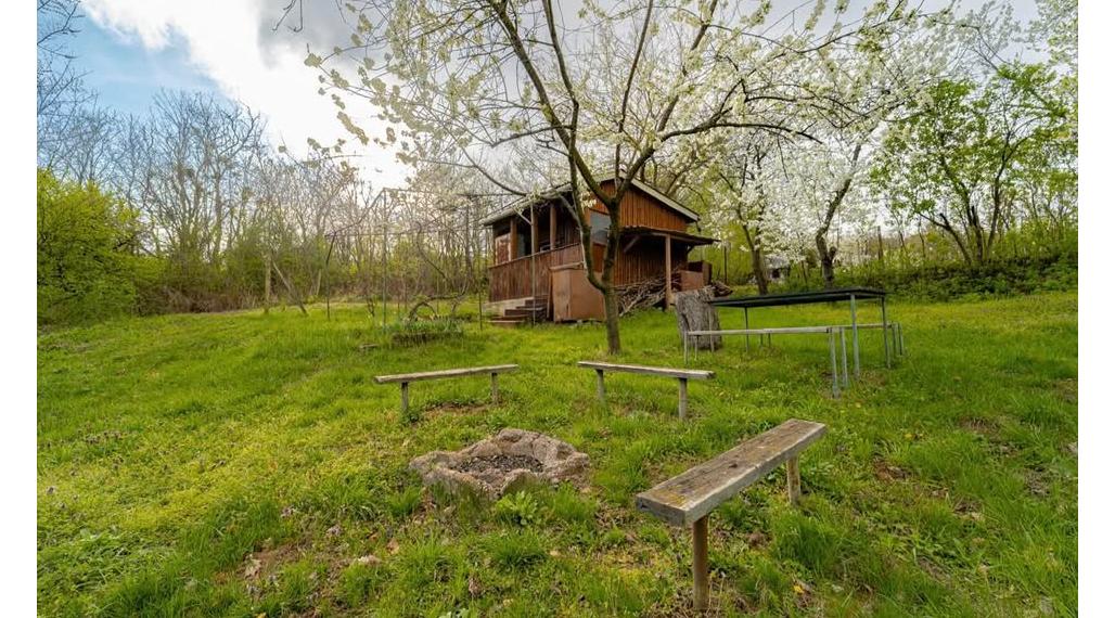 ID-4660 NA PREDAJ Rekreačná záhrada so záhradným domčekom KRÁĽOVSKÝ CHLMEC
