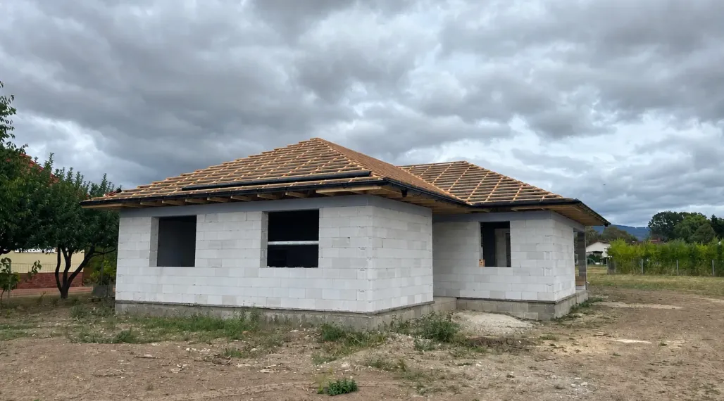 ID-4756 MODERNÝ BUNGALOV - Hrubá stavba - SOBRANCE