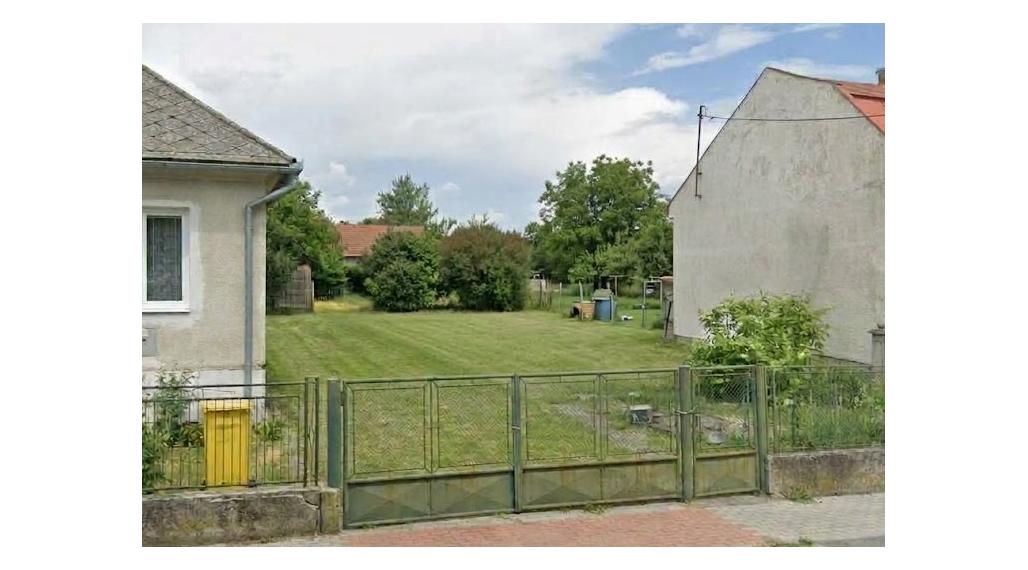 ID-4948 NA PREDAJ Krásny pozemok so starším gazdovským domom len 10 minút od Michaloviec