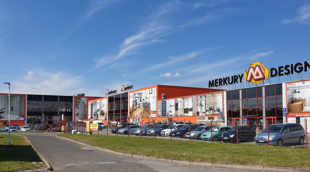 ID-5027 NA PRENÁJOM: KOMERČNÝ AREÁL – VEĽKÉ PRIESTORY A PARKOVACIA PLOCHA