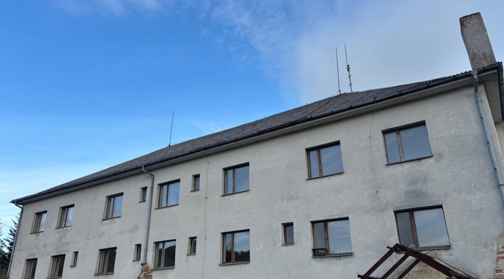 ID-5088 NA PREDAJ – Budova s garážami a rozsiahlym pozemkom, Čertižné