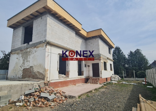 Zastrešená hrubá stavba rodinného domu v centre Trebišova!