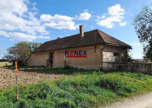 ID-3398 NA PREDAJ – VEĽKÝ POZEMOK S DOMOM V OBCI MOKRANCE