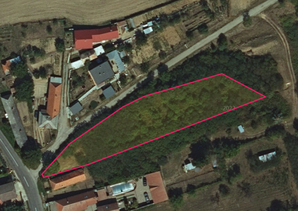 ID-4015 NA PREDAJ Priestranný pozemok v obci LUHYŇA
