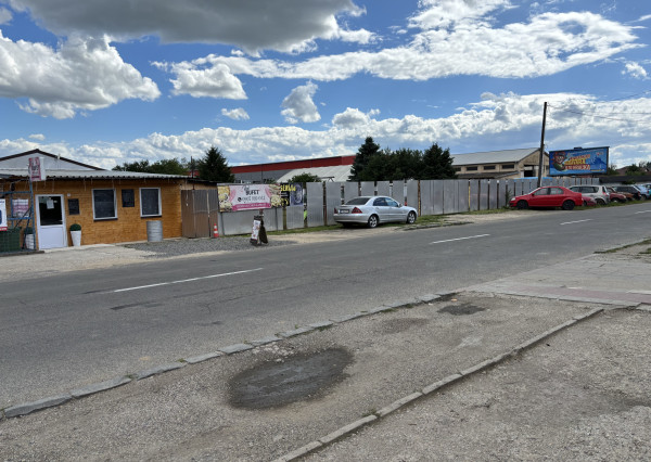 ID-4276 NA PREDAJ komerčný areál s autoservisom a pizzeriou VEĽKÉ KAPUŠANY