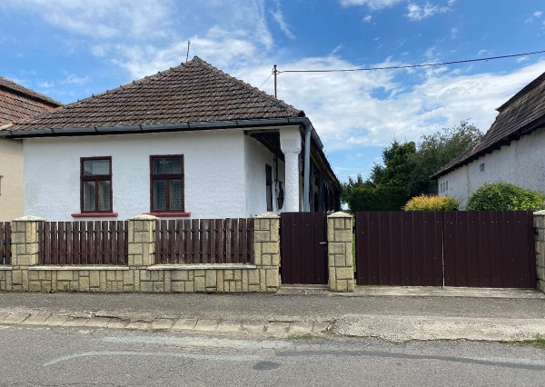 ID-4431 SUPER PONUKA Starší rodinný dom na predaj BOŤANY