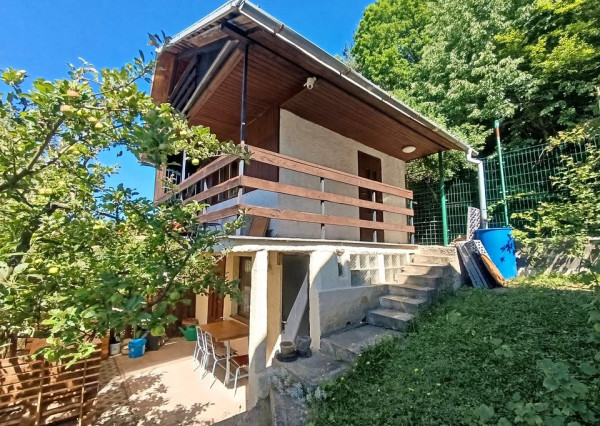 ID-4521 NA PREDAJ Slnečná záhrada s útulnou chatkou v Humennom