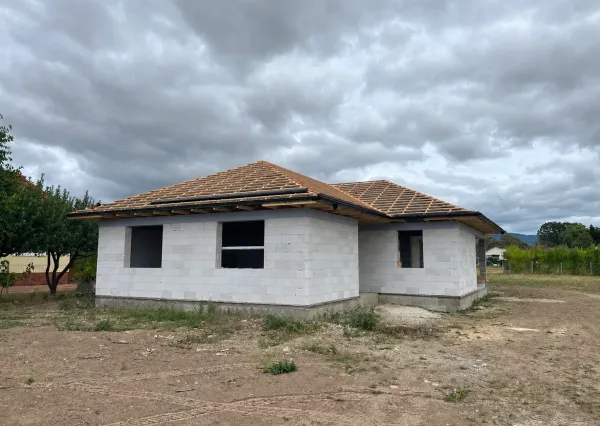 ID-4756 MODERNÝ BUNGALOV - Hrubá stavba - SOBRANCE