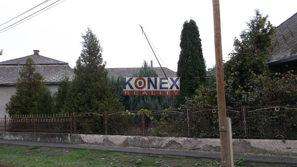 Dva rodinné domy pri Veľkých Kapušanoch.