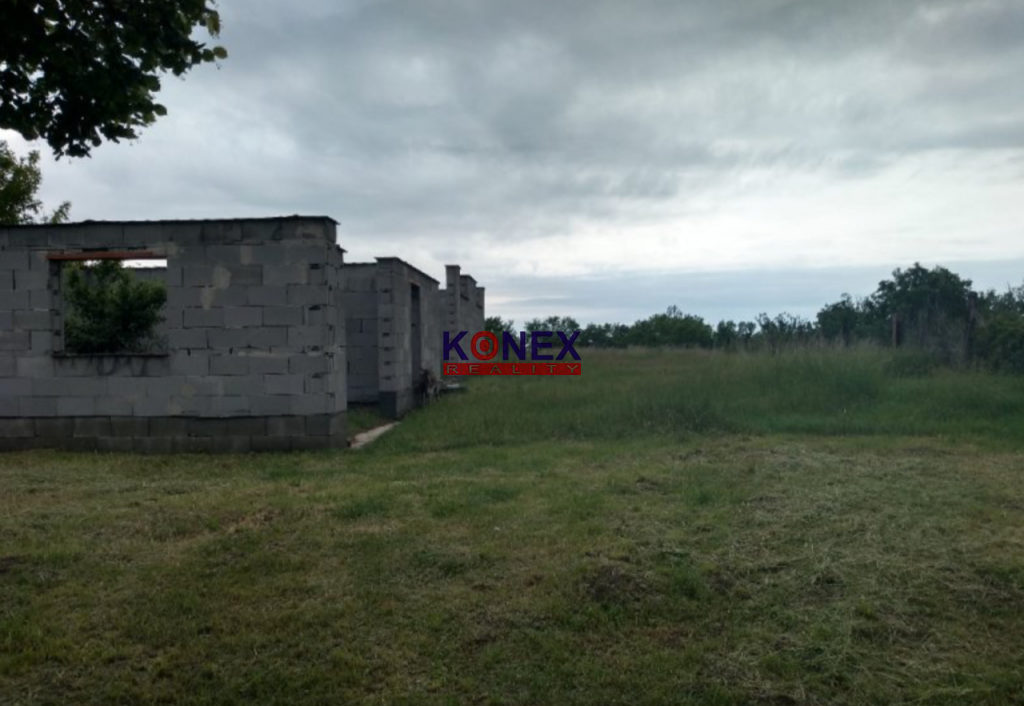 Pozemok s hrubou stavbou v obci Pribeník.