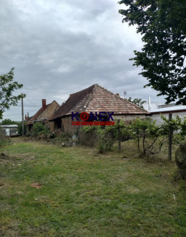 Pozemok s hrubou stavbou v obci Pribeník. foto