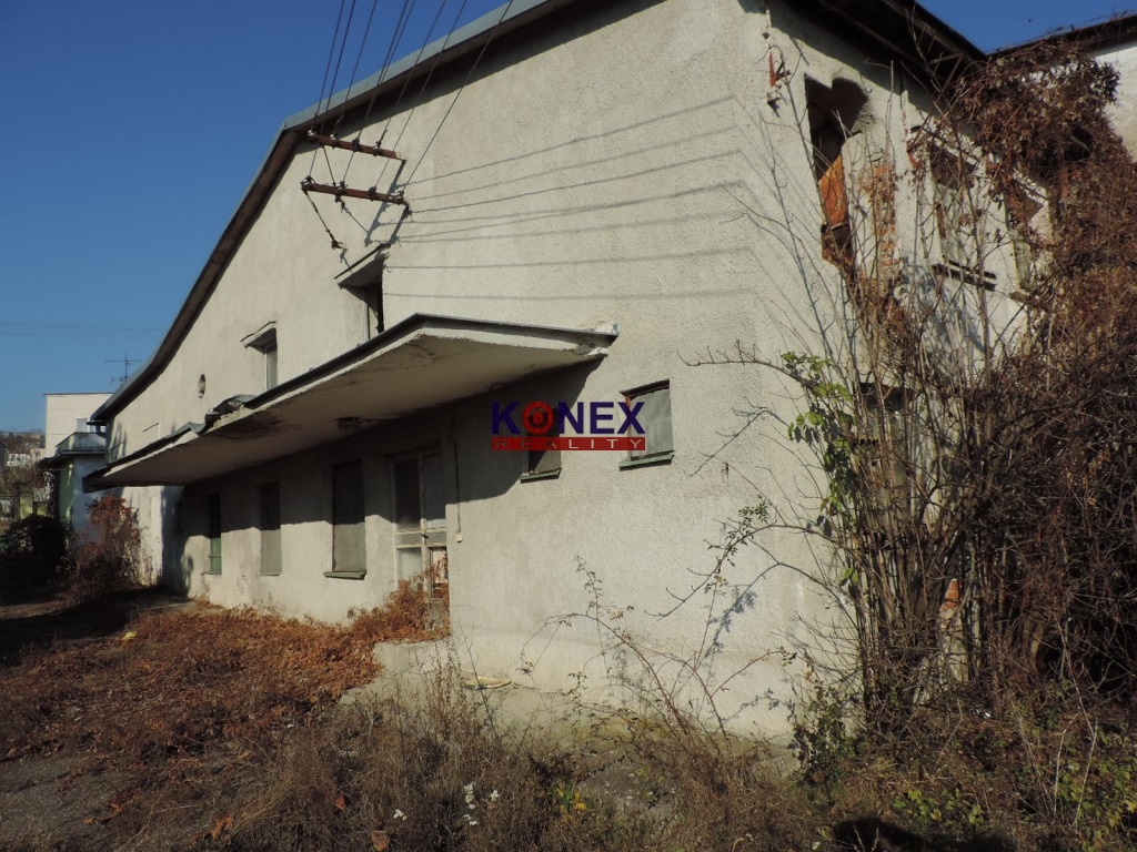 NA PREDAJ! Areál bývalej pekárne a mliekarne v Kráľovskom Chlmci. foto