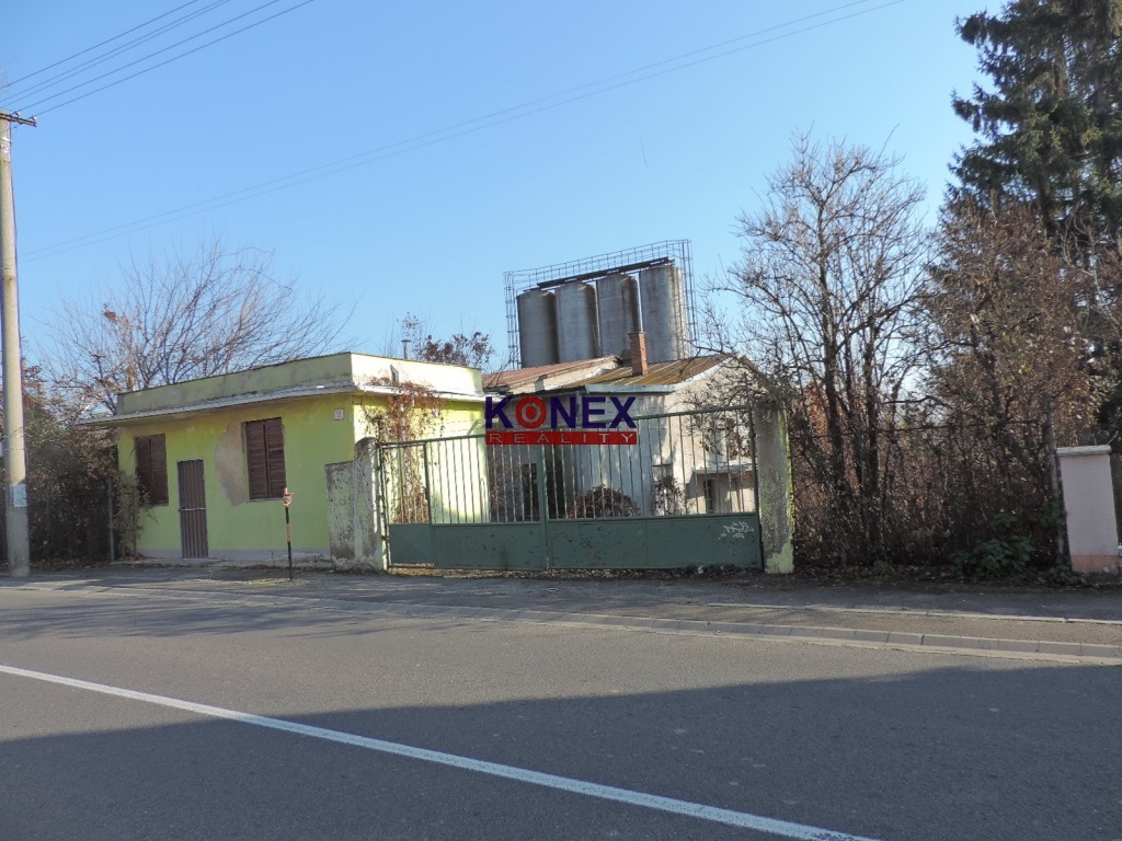 NA PREDAJ! Areál bývalej pekárne a mliekarne v Kráľovskom Chlmci. foto