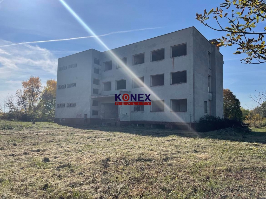 Na predaj trojpodlažná budova s 1,2 ha pozemkom – Vojany