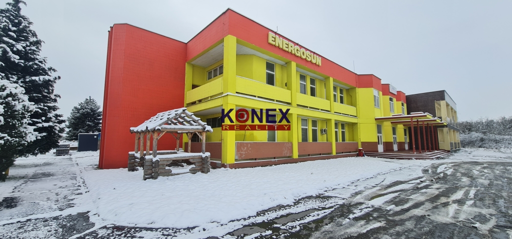 NA PREDAJ – Veľké multifunkčné centrum vo Veľkých Kapušanoch foto