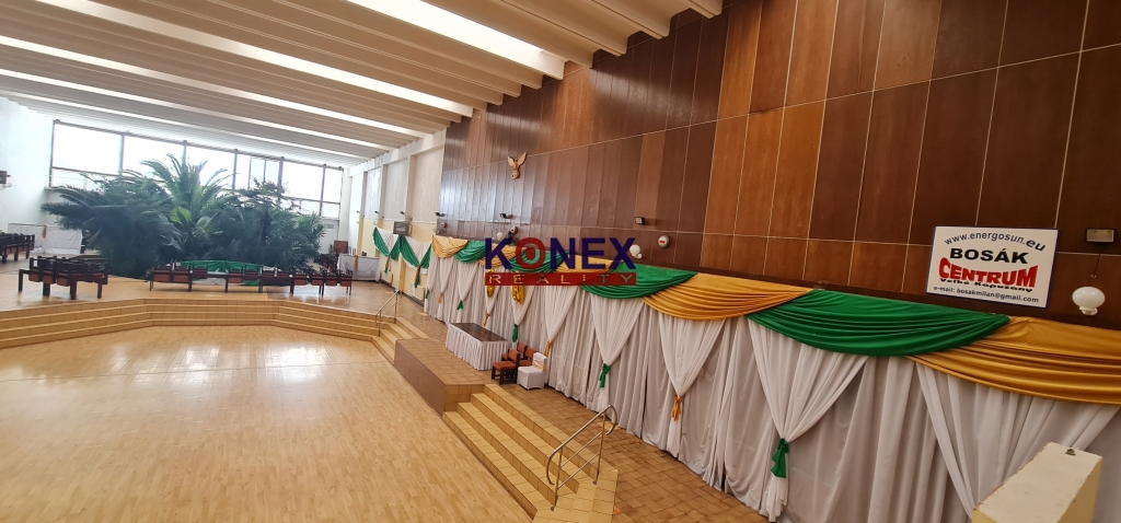 NA PREDAJ – Veľké multifunkčné centrum vo Veľkých Kapušanoch foto