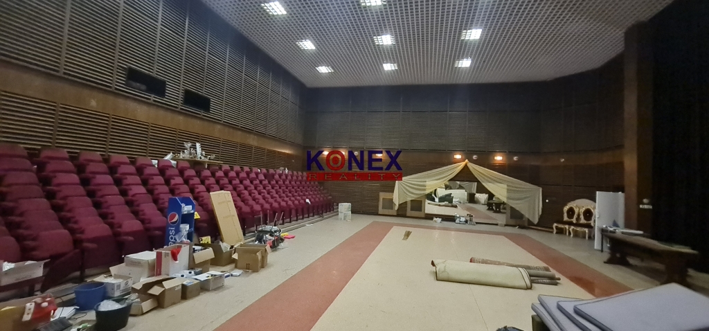 NA PREDAJ – Veľké multifunkčné centrum vo Veľkých Kapušanoch foto