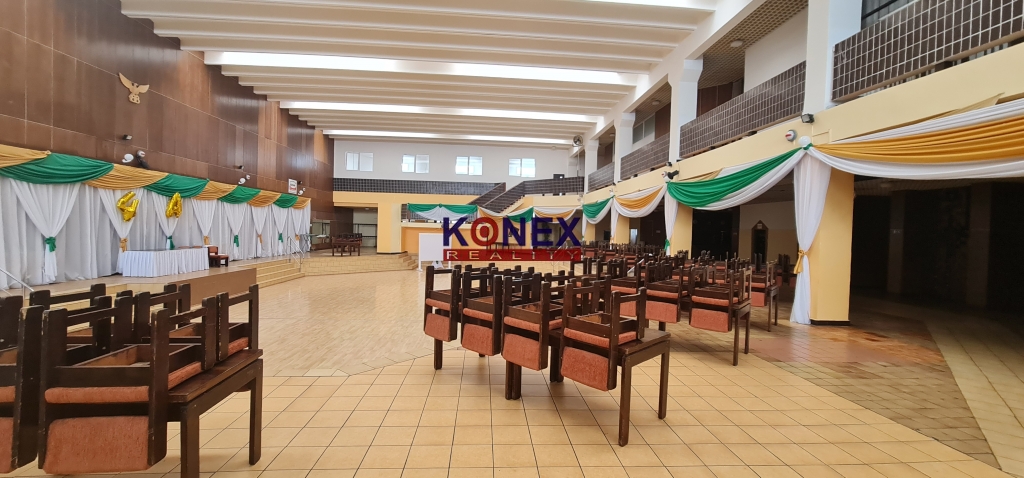 NA PREDAJ – Veľké multifunkčné centrum vo Veľkých Kapušanoch foto