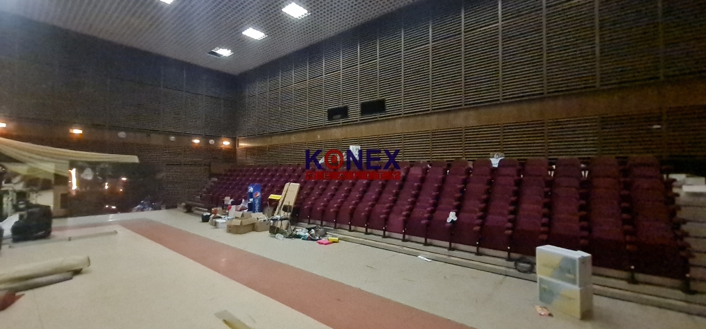 NA PREDAJ – Veľké multifunkčné centrum vo Veľkých Kapušanoch foto