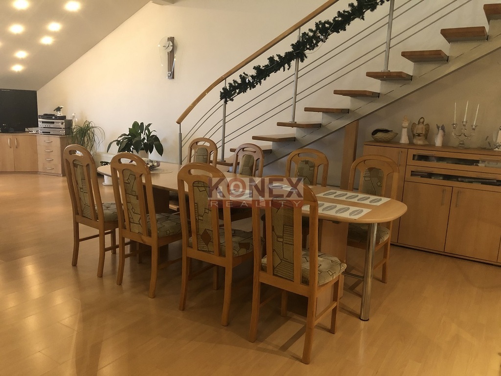SKVELÉ BÝVANIE! Veľké mezonetové byty v centre Sobraniec. foto