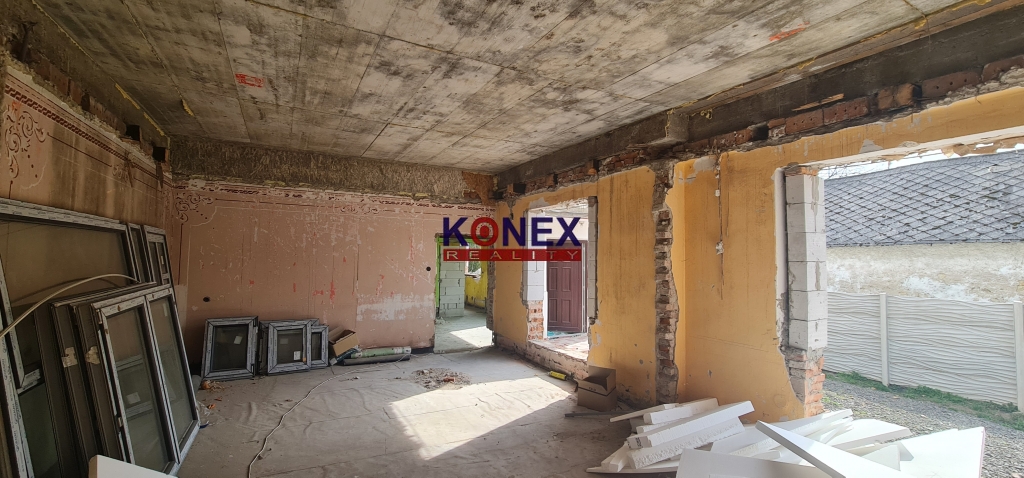 Zastrešená hrubá stavba rodinného domu v centre Trebišova! foto